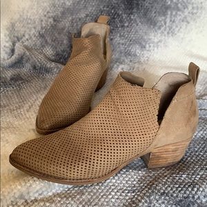 Geometric designed kitten booties